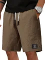 Detailansicht der braunen Waffelstrick-Shorts für Herren mit Kordelzug. - Kaffeebraun