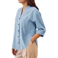 Vista laterale di una camicia traspirante in cotone e lino celeste con collo Henley da donna. - Azzurro