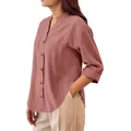 Dettaglio laterale di camicia in cotone e lino rosa antico da donna con collo coreano. - Marrone chiaro