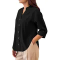 Détail d'une chemise noire en coton lin pour femme avec col officier et boutons en bois. - S / Hauts / Noir
