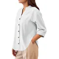 Détail d'une chemise en lin blanche à col montant pour femme montrant le profil - S / Hauts / Blanc