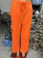 Fel oranje cargo joggingbroek met trekkoord voor dames, getoond op een etalagepop in detail - S / Bottoms / Oranjerood
