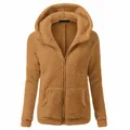 Vista detallada de la textura suave y la cremallera de esta chaqueta sherpa con capucha - S / Tops / Café