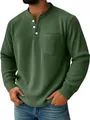 Dettaglio della maglia Henley da uomo in velluto a coste verde con bottoni e taschino. - Verde militare