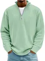 Primo piano di polo da uomo in velluto a coste verde menta con mezza zip e costine - Taglia S / Top / Verde