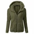 Detailansicht einer olivgrünen flauschigen Fleecejacke mit Kapuze und Reißverschluss - S / Oberteile / Armeegrün