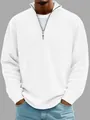 Nahaufnahme der Rippstruktur und Reißverschlussdetails am weißen Herren-Polopullover - Weiß