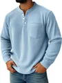 Primo piano di una camicia Henley a costine blu chiaro da uomo con tre bottoni - Taglia S / Top / Celeste