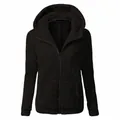 Detailansicht des schwarzen Plüsch-Fleece-Stoffes und des Reißverschlusses dieser Jacke. - S / Oberteile / Schwarz