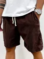 Primer plano de pantalones cortos de pana marrón para hombre con cordón y textura de canalé - 3XL / Bottoms / Marrón