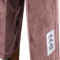 Primer plano del tejido de pana fina y la etiqueta blanca en el pantalón corto de hombre. - S / Bottoms / Rosa