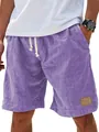 Gros plan d'un short violet pour homme aspect lin avec cordon de serrage et patch en cuir - Mauve Clair