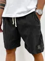 Dettaglio dei pantaloncini casual da uomo in velluto a coste nero con cordino e toppa - Taglia S / Pantaloni e gonne / Nero