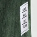 Short homme en velours côtelé vert foncé à fines rayures avec détail étiquette blanche - S / Bas / Vert Militaire