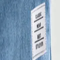 Gros plan sur le tissu à rayures bleues et l'étiquette blanche du short décontracté. - S / Bas / Bleu ciel