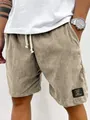 Dettaglio ravvicinato di pantaloncini casual in velluto a coste beige da uomo. - Taglia S / Pantaloni e gonne / Kaki