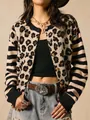 Nahaufnahme einer Strickjacke mit Leopardenmuster, Streifenärmeln und verzierten Knöpfen - S / Oberteile / Schwarz
