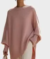 Vista dettagliata di un morbido maglione in maglia rosa cipria oversize con maniche a pipistrello - XS / Top / Rosa