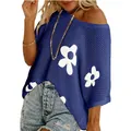 Detailansicht der stilvollen blauen Strickbluse mit weißem Blumen-Jacquard-Muster - Blau