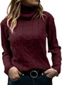 Primer plano del jersey de cuello alto color vino con textura de punto trenzado. - S / Tops / Burdeos