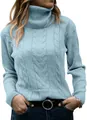 Vista detallada de la textura de punto de ochos azul claro en un acogedor suéter de cuello alto - S / Tops / Azul claro