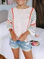 Vista dettagliata di un maglione in maglia da donna con maniche a campana e strisce - Taglia S / Top / Righe Bianco