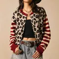 Modischer Cardigan mit Leopardenmuster und rot gestreiften Ärmeln für Damen. - S / Oberteile / Rot