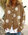 Detailansicht eines braunen Strick-Cardigans mit weißen Gänseblümchen-Stickereien. - S / Oberteile / Khaki
