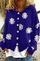Detailansicht der blauen Strickjacke mit feiner weißer Gänseblümchen-Stickerei. - Dunkelblau