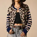 Strickjacke mit Leopard-Print und Streifen, langärmelig mit Knöpfen für modebewusste Damen - S / Oberteile / Marineblau