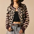 Eleganter Damen Strickcardigan mit Leopardenmuster und gestreiftem Patchwork-Design - S / Oberteile / Dunkelbraun