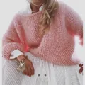 Detail eines flauschigen rosa Strickpullovers im Mohair-Stil mit gemütlicher Textur - S / Oberteile / Rosa
