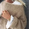 Nahaufnahme von beigem Grobstrickpullover aus Mohair-Imitat mit weicher Textur für den Winter - S / Oberteile / Khaki