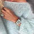 Detailansicht eines hellblauen flauschigen Strickpullovers aus Mohair-Imitat mit Textur - S / Oberteile / Hellblau