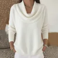 Elegante maglione bianco a maglia con accogliente collo a cappuccio e vestibilità ampia - Bianco