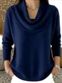 Dettaglio ravvicinato della morbida trama a maglia e del collo a lupetto del maglione blu - Blu navy
