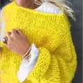 Detailansicht der weichen Textur eines leuchtend gelben Damen-Strickpullovers aus Mohair-Imitat - Gelb