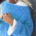 Detailansicht eines hellblauen grob gestrickten Mohair-Pullovers für Damen im Herbst Winter - Blau