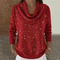 Vista dettagliata del maglione rosso glitterato con collo a cappuccio - Rosso con Paillettes Scintillanti