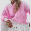 Detailansicht eines leuchtend rosa groben Strickpullovers im Mohair-Stil für Damen - Mädchen Rosa