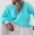 Leuchtend cyanfarbener Strickpullover in Mohair-Optik für Damen, kuscheliges Winter-Detail. - Seeblau