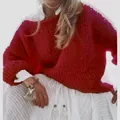 Detailansicht eines roten, übergroßen Strickpullovers aus Kunst-Mohair für Damen. - Burgunderrot