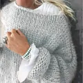 Detailansicht der groben Strickstruktur eines Damenpullovers im Mohair-Stil in Hellgrau - Hellgrau