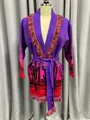 Vista dettagliata del cardigan in maglia jacquard viola con motivo cactus al tramonto. - Taglia S / Top / Viola