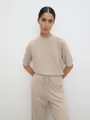Minimalistische beige gebreide trui met korte mouwen en ronde hals van zachte stof - S / Tops / Khaki