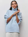 Vue détaillée d'un pull en maille à col roulé bleu clair ample pour la mode automnale - Bleu clair
