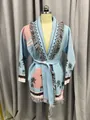 Cardigan in maglia jacquard azzurro retrò con stampa tramonto rosa e dettagli frange - Taglia S / Top / Blu Tramonto