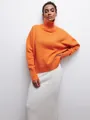 Détail d'un pull à col roulé orange vif pour femme avec poignets et ourlet côtelés. - Rouge Orangé