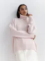 Gros plan d'un pull à col roulé rose oversize en maille avec détails côtelés et texture - Rose Lotus