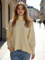 Gros plan extérieur d'un pull à col roulé jaune pâle confortable pour femme en ville. - Jaune Citron